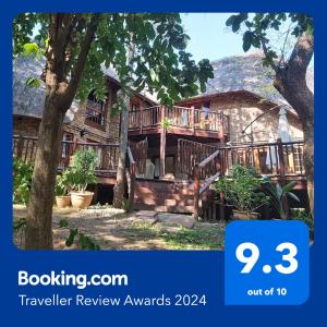 哈玆維尤的住宿－Dreamy 3 bedroom villa on the edge of the Sabie River in Kruger Park Lodge，一张树屋的照片