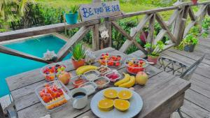 uma mesa de piquenique com frutas e vegetais num deque em Hotel Jaiba Mahahual - Adults Only em Mahahual