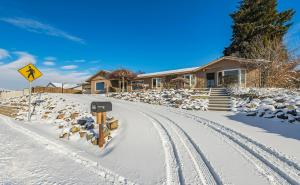 冬天的East Wenatchee Oasis 4BR, Pool, Hot Tub, Loop Trail