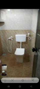 La salle de bains est pourvue d'une douche et de toilettes. dans l'établissement JRN BEACH STAY RESORT-Honnavar, à Honāvar