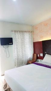 Postel nebo postele na pokoji v ubytování villa grand orri berastagi