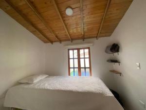En eller flere senge i et værelse på Cabaña Moderna con Jacuzzi y excelente vista San Gil -Pinchote
