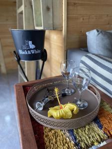 einen Tisch mit einem Tablett mit Weingläsern darauf in der Unterkunft Bio Cabaña Maria Guadalupe in Rionegro