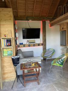 ein Wohnzimmer mit einem Sofa, einem Tisch und Stühlen in der Unterkunft Bio Cabaña Maria Guadalupe in Rionegro