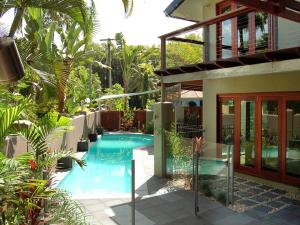 ein Pool vor einem Haus in der Unterkunft Leilani Melia - stylish 3 bedroom villa on Four Mile Beach in Port Douglas
