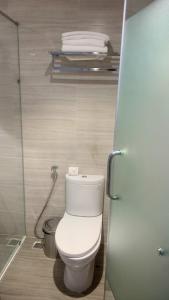 baño con aseo blanco en una habitación en Sea Homes en Nha Trang