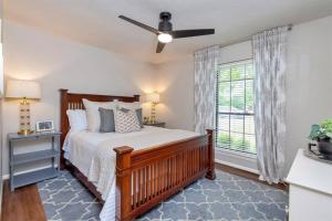 a bedroom with a bed and a ceiling fan at Grapevine Oasis, with Pool in Grapevine