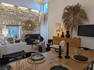 a living room with a table and chairs at Gîte Saint-Yrieix-sur-Charente, 3 pièces, 6 personnes - FR-1-653-250 in Saint-Yrieix-sur-Charente