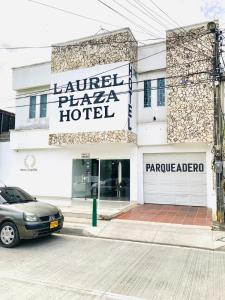 un coche aparcado frente a un hotel en Laurel plaza en Montería