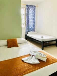 um quarto com duas camas com toalhas numa mesa em Laurel plaza em Montería