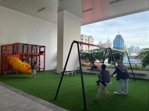 un grupo de niños jugando en un parque infantil en Chambers suites, en Kuala Lumpur