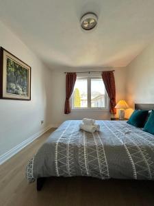 um quarto com uma cama grande e uma janela em Premium home with Garden view, private parking em Toronto
