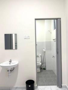 een witte badkamer met een wastafel en een toilet bij Blue Ocean House 3br DatoOnn JB in Johor Bahru