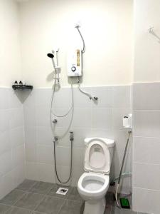 een badkamer met een douche en een toilet bij Blue Ocean House 3br DatoOnn JB in Johor Bahru