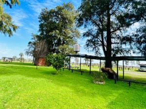 ein Picknickplatz in einem Park mit einem Baum in der Unterkunft Posada campo bello in Quebracho