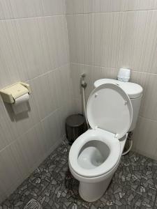 łazienka z toaletą i koszem na śmieci w obiekcie New Mekar Jaya Hotel w mieście Legian