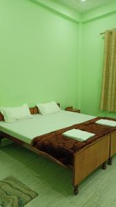 Un pat sau paturi într-o cameră la ARJUN PAYING GUEST HOUSE
