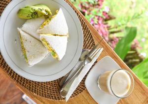 un trozo de pastel en un plato junto a una taza de café en Mentawai Katiet Beach House, Lance's Right HTS, en Katiet