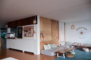 een woonkamer met een bank en een tafel bij Blue Chitta Yoga & Freediving in Ko Tao