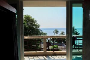 una puerta abierta con vistas al océano en Blue Chitta Yoga & Freediving en Ko Tao