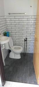 La salle de bains est pourvue de toilettes et d'un lavabo. dans l'établissement Aufa House, à Padang Rengas