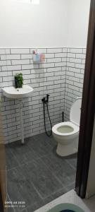 La salle de bains est pourvue de toilettes et d'un lavabo. dans l'établissement Aufa House, à Padang Rengas
