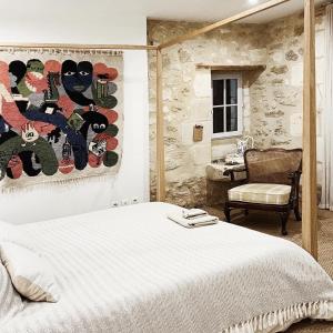 - une chambre avec un lit et une peinture murale dans l'établissement Gîte - LA CLOCHETTE, à Lugon et l’Ile du Carney