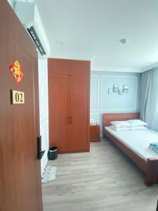 una piccola camera con letto e armadio di UY LONG Homestay & Coffee a Phu Quoc