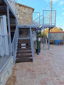 una escalera que conduce a una casa con una pared de piedra en Holiday Apartments,Polynikis Sea-Cret, Pachyammos en Pachyammos