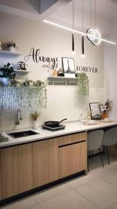 eine Küche mit Spüle und Arbeitsplatte in der Unterkunft Romantic Sea View @ Urban Suite in Jelutong + 12 Fotos