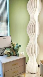 ein Raum mit einem Tisch mit einem Laptop und einer weißen Wand in der Unterkunft Romantic Sea View @ Urban Suite in Jelutong