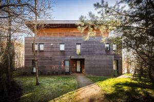 una casa con fachada de madera y entrada en 10 Bowmoor Edge By Birch Stays, 