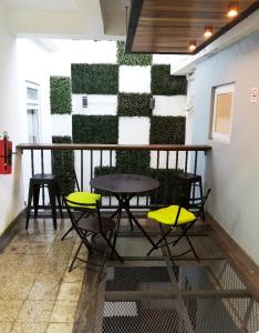 a table and chairs in front of a wall at Apto moderno zona 1 in Guatemala