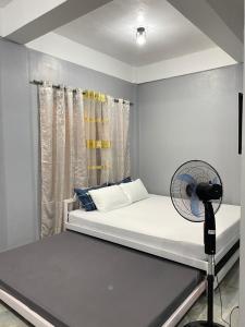 Postel nebo postele na pokoji v ubytování Maicaellas Transient Room