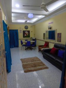 - un salon avec un canapé et une table dans l'établissement MieHomestay Binjai Rendah, à Bukit Payong