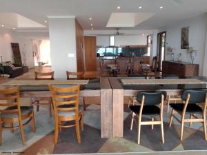 una sala da pranzo con un grande tavolo e sedie di Yachtsmans Paradise, Whitsundays ad Airlie Beach