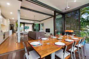 comedor y sala de estar con mesa y sillas en 53B Murphy Street - Modern luxury in Port Douglas, en Port Douglas