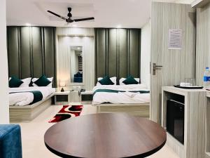 Hotel Sohrai Inn客房内的一张或多张床位
