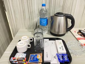 a tray on a table with a coffee maker and a kettle at Hotel Sohrai Inn in Rānchī