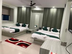 Hotel Sohrai Inn客房内的一张或多张床位