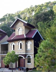 een huis tegenover een berg met bomen bij Haji Jalaluddin Villa in Lower Topa