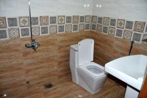 een badkamer met een toilet en een wastafel bij Haji Jalaluddin Villa in Lower Topa
