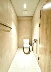 نامسان فورست ان ميونغ دونغ في سول: حمام مع مرحاض في غرفة صغيرة
