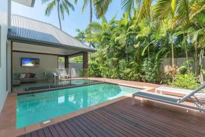 una piscina en un patio trasero con una casa en Tropic Villa at 2/42 Garrick Street, en Port Douglas