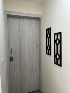 porta in legno in camera con parete di Suit Exclusiva y elegante a Riobamba