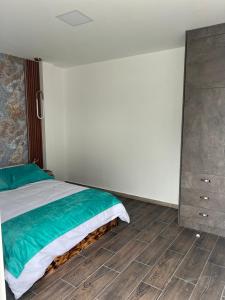 Suit Exclusiva y elegante في ريوبامبا: غرفة نوم مع سرير وخزانة