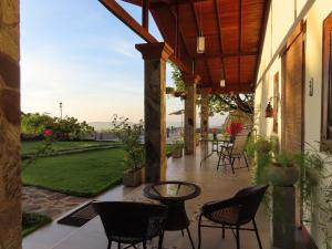 Balkón nebo terasa v ubytování Hapu Tales - Private Holiday Villa