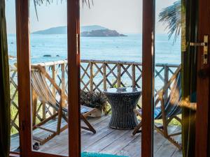 una veranda con vista sull'oceano, tavolo e sedie di Life's A Beach a Quy Nhon