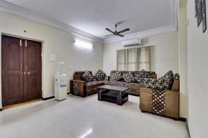 - un salon avec des canapés et une table dans l'établissement OYO Shri Inn, à Vijayawada