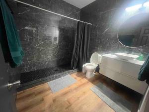 The Peacock Inn - 8 Bdr 4 Bth 14 Bds